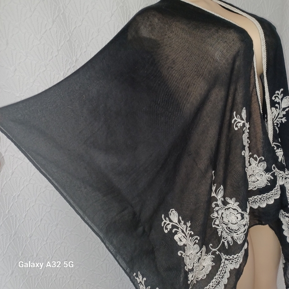 David and Young  Black Sheer Kimono with White Detailing oversize - Picture 6 of 12